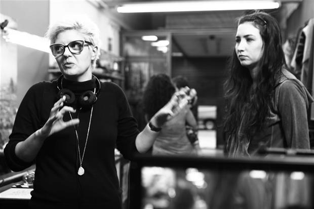 Anahí Berneri en plena tarea de dirección con Sofía Gala Castiglione, en Alanís