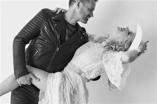 Ale Lacroix con campera de cuero; Esmeralda Mitre con su vestido de novia