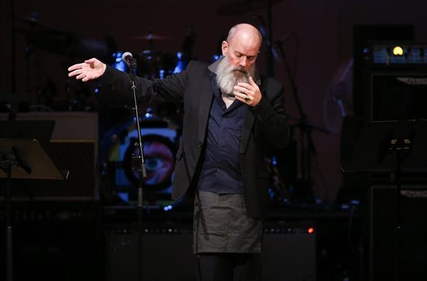 Stipe durante uno de los dos homenajes a David Bowie en los que cantó este año