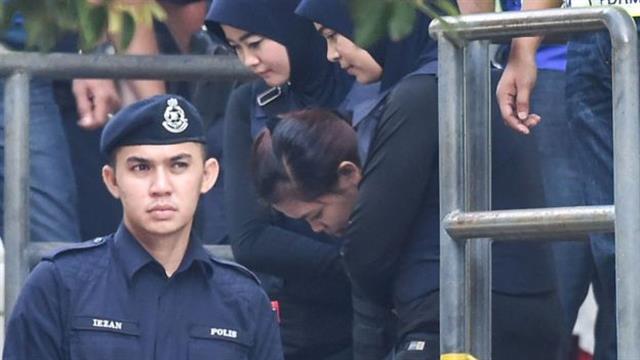 Las jóvenes acudieron al tribunal en Malasia vistiendo chalecos antibalas y bajo mucha seguridad.