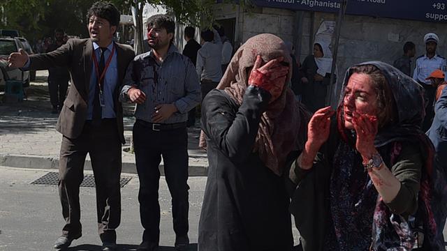La expresión de dos mujeres damnificadas por el atentado en Kabul