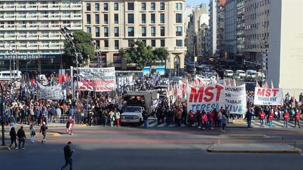 Organizaciones sociales cortan el tránsito frente al Obelisco