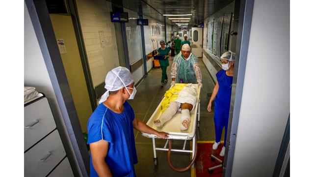 Un paciente con las piernas vendadas que recibe el tratamiento para quemaduras con piel de tilapia