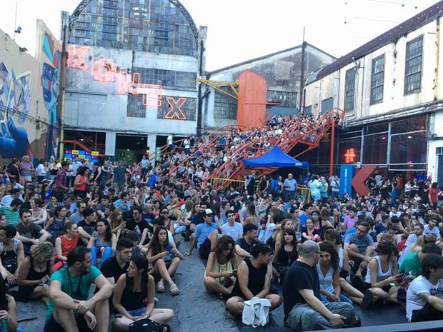 El público esperando a Dario Sztajnszrajber en una charla a cielo abierto en el patio del Centro Cultural Konex