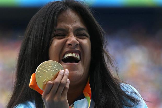 Yanina Martínez, con la medalla de oro que ganó en los Juegos de Río 2016