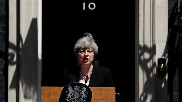 Theresa May dijo que combatirá el terrorismo "sea quien sea el responsable"