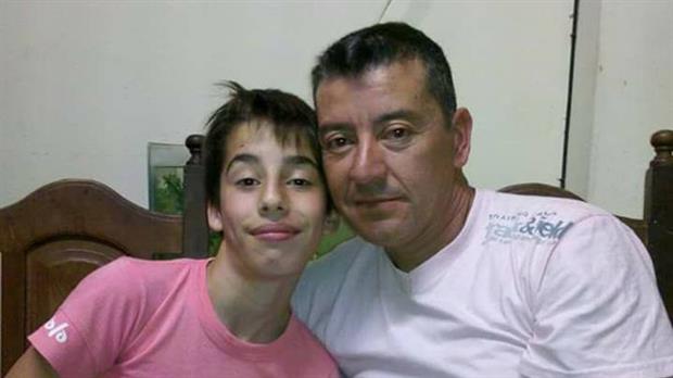 Fausto, víctima del juego La Ballena Azul, junto a su papá