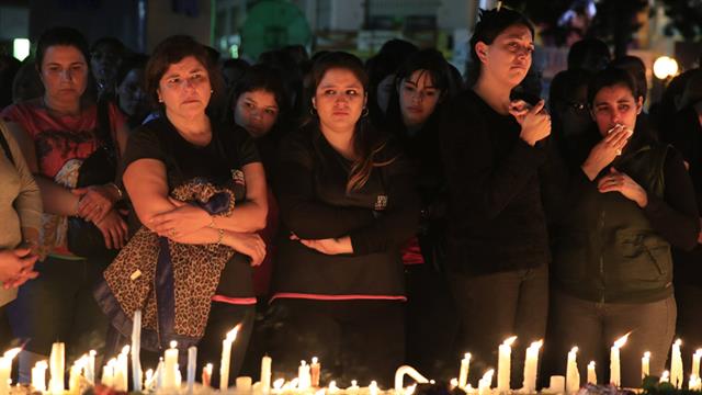 Familiares de las víctimas, acompañados de una muchedumbre, marchan en Grand Bourg