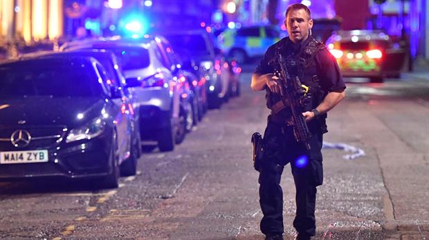 Una camioneta atropelló a varias personas en el puente de Londres