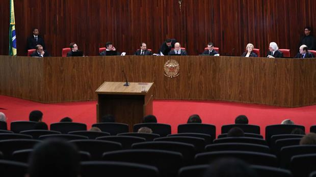 Los jueces del tribunal electoral deliberando en Brasilia