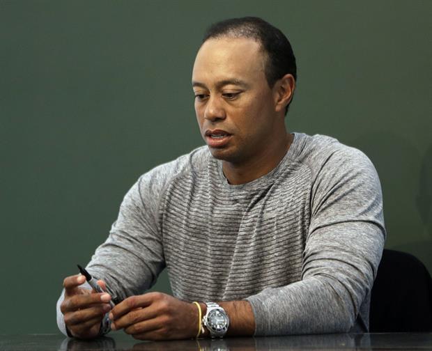 Tiger Woods no puede salir de su espiral de conflictos
