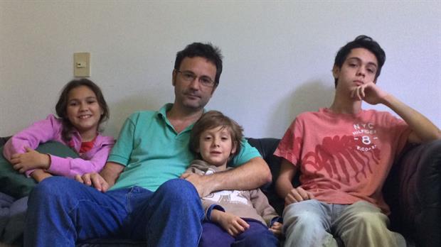 Gustavo Silva vive solo en su casa de Vicente Lopez con sus tres hijos: Franco (15), Ambar (10) y Mateo (7)