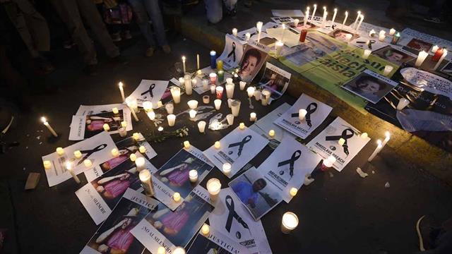 Velas y retratos de periodistas mexicanos en una protesta para pedir al gobierno mexicano que atrape a los asesinos de Javier Valdez, en México DF, el 16 de mayo de 2017