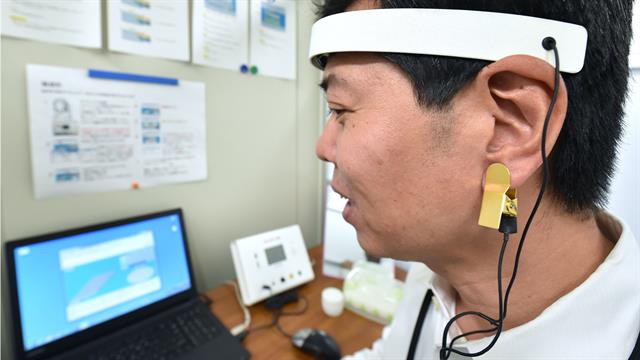 Un empleado de Fujikura, empresa de fabricación de equipos eléctricos con sede en Tokio, revisando su salud en la sala de salud de la compañía.