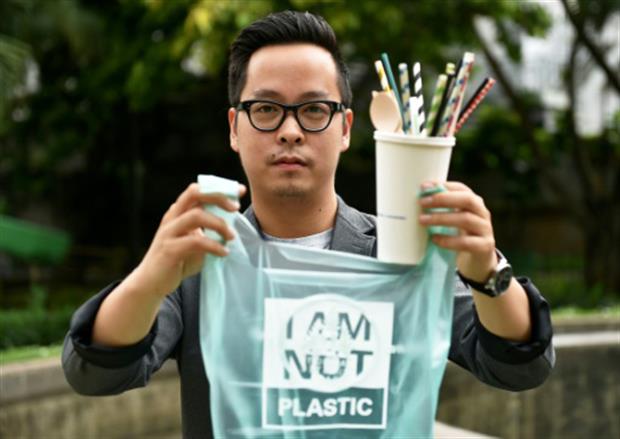 Kevin Kumala demuestra que la bolsa que creó, aunque parece de plástico, es biodegradable
