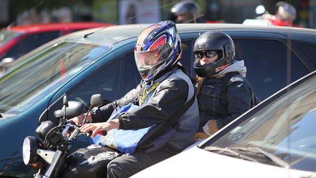 Buscan prohibir la circulación de más de una persona por motocicleta