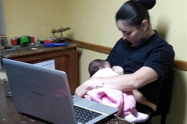 La oficial Quijón mientras alimentaba a la beba