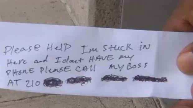 El hombre deslizó notas manuscritas pidiendo a los clientes del banco que buscaran ayuda. Esta nota "Por favor, ayuda. Estoy atrapado aquí y no tengo teléfono. Por favor, llamen a mi jefe a este número...".