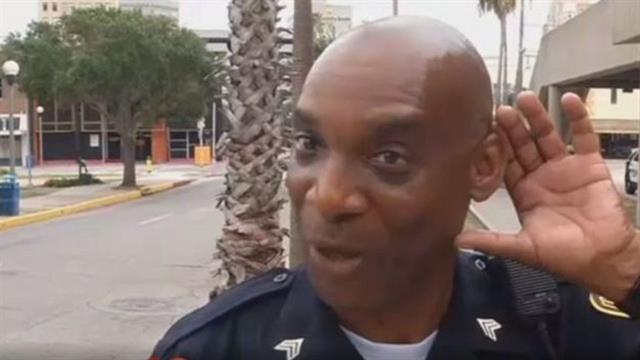 El policía de Corpus Christi Richard Olden dijo que escuchó los gritos del hombre.