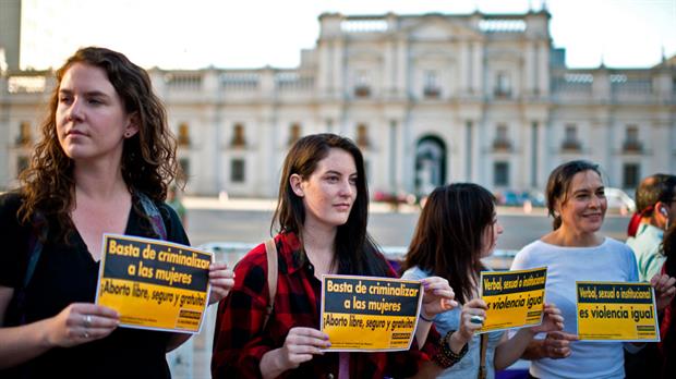 Militantes a favor del aborto se manifestaron frente a los parlamentarios chilenos