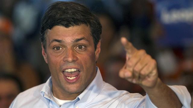 Leopoldo López en una imagen de octubre de 2011; su padre, Leopoldo López Gil, confirmó hoy desde España que porta un brazalete electrónico en su prisión domiciliaria