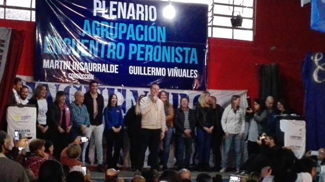 Los dirigentes en el escenario previo a que se viniera abajo.