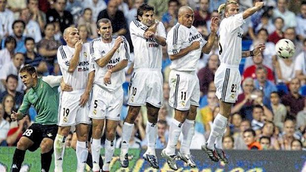 Esteban Cambiasso en una barrera galáctica, junto con Zinedine Zidane, Luis Figo, Ronaldo y David Beckham