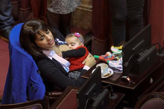 Victoria Donda integra el progresismo, el espacio con mayor porcentaje de mujeres. La imagen es de 2015, cuando amamantó a su hija en plena sesión