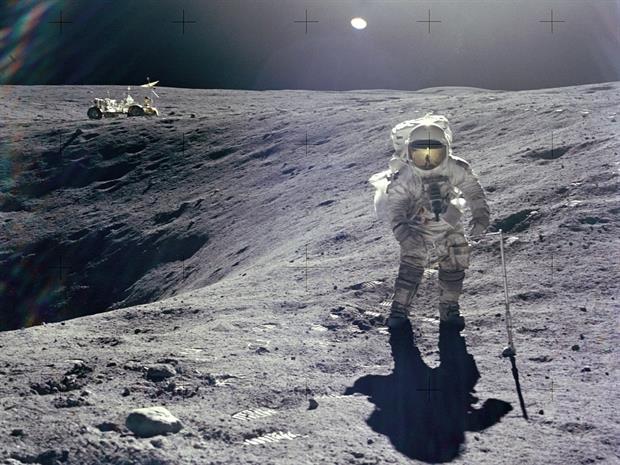 Charlie Duke durante la misión Apolo 16, la primera en aterrizar en las monta?as de la Luna