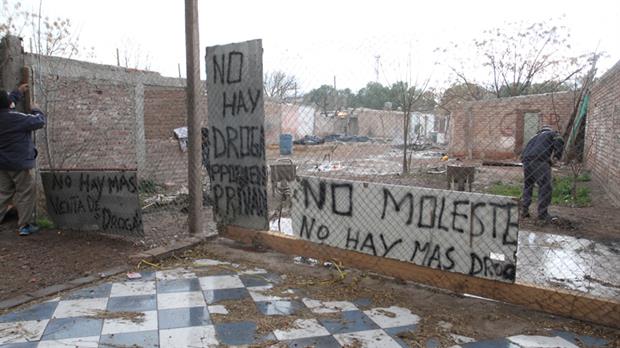 "No moleste, no hay más droga", uno de los carteles que el vecino mendocino tuvo que instalar ante los pedidos de estupefacientes