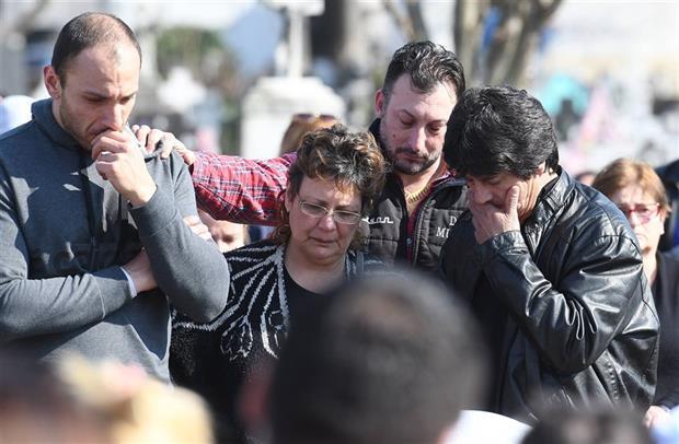 Familiares y amigos en el velatorio de Anahí Benítez